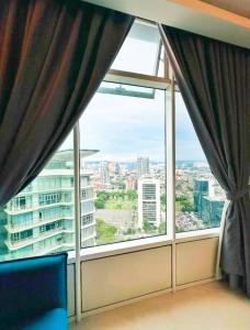 Sky Suites Klcc By KD STAR Luxury Suites في كوالالمبور: نافذة كبيرة مطلة على المدينة