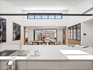 una cucina con lavello e un soggiorno di Amila - central location with designed spaces a Dunsborough