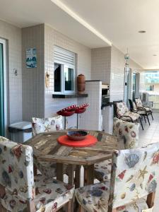 a wooden table and chairs in a kitchen at Lindo Por Do Sol in Arraial do Cabo