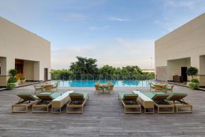 Bazén v ubytování Saura Hotel, Agra - A Club Mahindra Associate nebo v jeho okolí