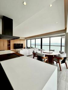 ブセリアスにあるBeach homeのキッチン、海の景色を望むダイニングルーム