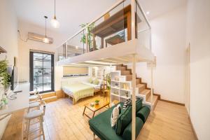Appartamento loft con scala e soggiorno. di 柃居 B&B - Huaihai Middle Road Branch a Shanghai