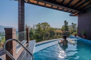 Πισίνα στο ή κοντά στο SaffronStays Timber Aqua Quest +32 φωτογραφίες