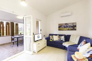 Una sala de estar con un sofá azul y una mesa. en Blue Heaven, en Quartu SantʼElena 51 fotos más