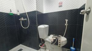 バンドンにあるJarrdin apartment Cihampelas 2BR pool view by Nemui Roomのバスルーム(シャワー、トイレ付)が備わります。 +7枚の写真