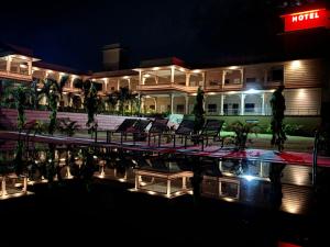 Bazén v ubytování Jai Niwas Palace Resort nebo v jeho okolí