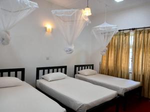Letto o letti in una camera di Kandy Twin Hostel