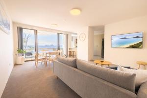 Seating area sa The Point 13, 5-7 Mitchell St - stunning water views, complex pool and WiFi