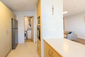 Kitchen o kitchenette sa The Point 13, 5-7 Mitchell St - stunning water views, complex pool and WiFi