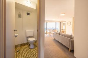 Bathroom sa The Point 13, 5-7 Mitchell St - stunning water views, complex pool and WiFi