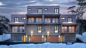 een groot gebouw met sneeuw ervoor bij Kabuki 2 - The Residence in Mount Buller