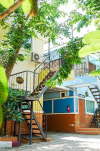 un escalier en colimaçon devant un bâtiment dans l'établissement Rak Kun Resort 2, à Nakhon Sawan