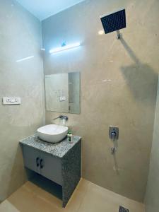 Hotel JMS Grand的一间浴室
