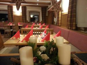 バート・ケッツティングにあるGasthof Pension Gregoriのダイニングルーム(キャンドル付きテーブル、クリスマスの装飾付)