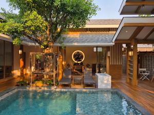 una piscina davanti a una casa di Baan Prod Pool Villa Chiang Mai a Chiang Mai