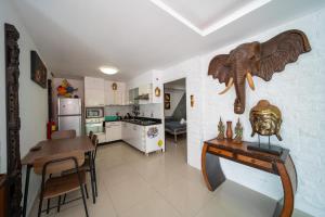 Η κουζίνα ή μικρή κουζίνα στο 4BR seaview pool Amanda Patong