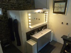 un bagno con un lavandino bianco e uno specchio di Loft Atypique a Villeneuve-de-Rivière