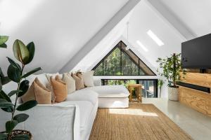 玛格丽特河Treeview Retreat I Private Properties的白色的客厅配有白色的沙发和电视