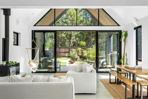 玛格丽特河Treeview Retreat I Private Properties的配有白色家具和大窗户的客厅 更多10张照片