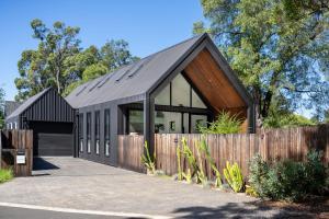 玛格丽特河Treeview Retreat I Private Properties的一座带黑色屋顶和木栅栏的房子