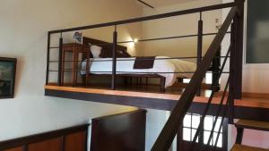 een slaapkamer met een stapelbed en een trap bij Aroma Hotel in Puebla