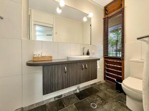 Ένα μπάνιο στο Wongalinga Beachfront Apt 6 +14 φωτογραφίες