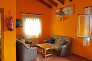 a living room with two couches and a table at El Balcón de Onís in La Robellada de Onis