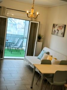 A seating area at Penthouse 350m from metro station!