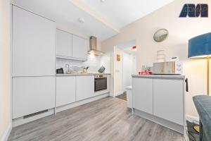 Η κουζίνα ή μικρή κουζίνα στο 1 Bed Flat With Parking Sleeps 2 in Fife
