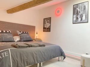 a bedroom with a large bed and a red clock on the wall at Cinéma Privé Maison Cosy Romantique in Riom