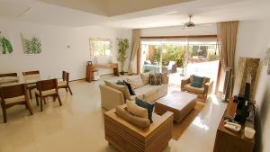 a living room with a couch and a table at Luxury and confort in Quadra Alea in Playa del Carmen