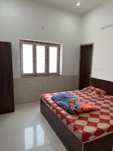 Una cama o camas en una habitación de Radhey Radhey Seva Sadan