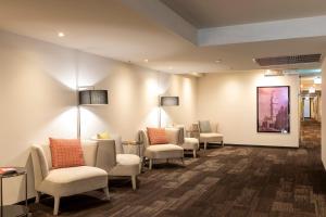 霍索恩区Corporate Living Accommodation Hawthorn的一间设有桌椅和绘画的等候室