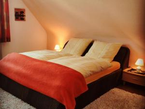 Gulta vai gultas numurā naktsmītnē Cozy Apartment with Private Garden in Nisterau
