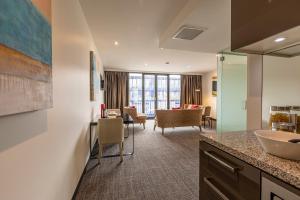 霍索恩区Corporate Living Accommodation Hawthorn的带水槽的浴室和客厅