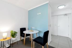 Χώρος καθιστικού στο McLeod Nook - Poolside Studio by Waterfront & Market