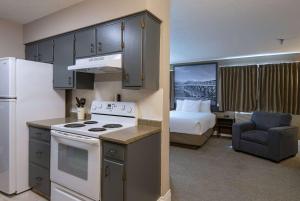 Super 8 by Wyndham Kamloops On The Hill的厨房或小厨房
