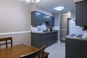 Super 8 by Wyndham Kamloops On The Hill的厨房或小厨房