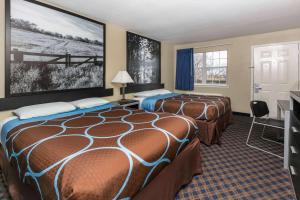 Postel nebo postele na pokoji v ubytování Super 8 by Wyndham Arlington Near AT&T Stadium
