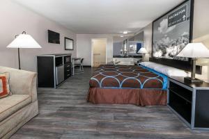Postel nebo postele na pokoji v ubytování Super 8 by Wyndham Arlington Near AT&T Stadium