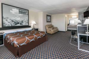 Postel nebo postele na pokoji v ubytování Super 8 by Wyndham Arlington Near AT&T Stadium