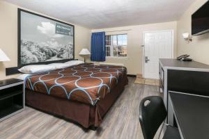 Postel nebo postele na pokoji v ubytování Super 8 by Wyndham Arlington Near AT&T Stadium