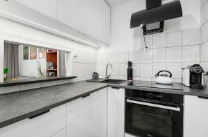 Η κουζίνα ή μικρή κουζίνα στο Lumina 2-room apart near Złote Tarasy +19 φωτογραφίες