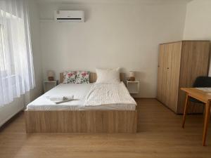 Posteľ alebo postele v izbe v ubytovaní Hungaria Apartments