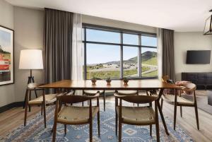 Nespecifikovaný výhled na hory nebo výhled na hory při pohledu z hotelu
