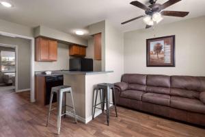 Η κουζίνα ή μικρή κουζίνα στο Eagle's Den Suites Kenedy a Travelodge by Wyndham
