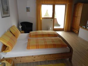 Postel nebo postele na pokoji v ubytování Gasthof Pension Gregori