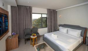 Letto o letti in una camera di Hotel Sri Ashvik Rameswaram