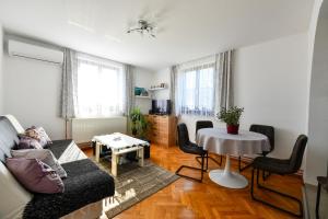 Televízia a/alebo spoločenská miestnosť v ubytovaní Apartment Mlađen