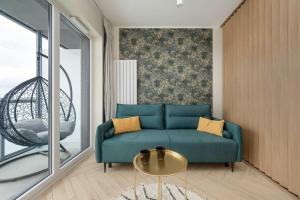 Un lugar para sentarse en Old Town River Suite with Balcony & Parking Wrocław by Noclegi Renters